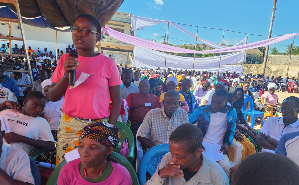 En Angoche, Mozambique, una gran asamblea con Andrea Riccardi reúne a más de mil personas de los pueblos más remotos de la provincia de Nampula. Entre ellos una delegación de leprosos de Nacopa - Vídeo